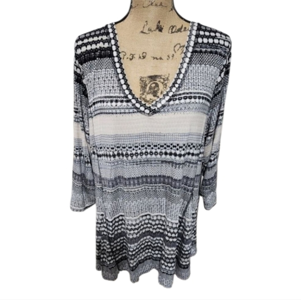 Rose Olive Women's 2X Black White Striped Geometric V Neck 3/4 Sleeve Tunic Top